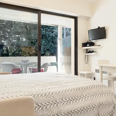 A Pied Les Pins 150m Apartment
